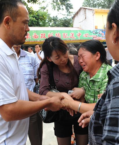 10月15日,遇難者親屬回到景洪市與留守在當(dāng)?shù)氐群蛳⒌挠H人見面。新華社記者 陳海寧攝
