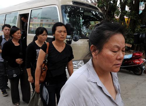10月15日,遇難者親屬一行29人乘車從泰國回到景洪市。新華社記者 陳海寧攝