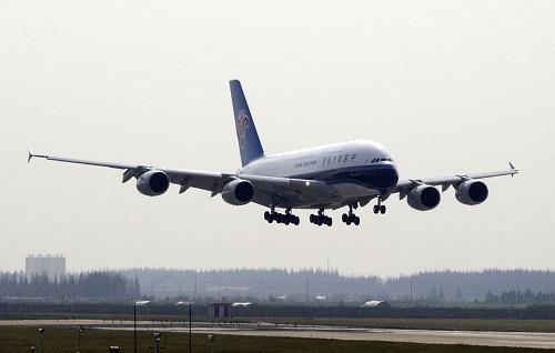 10月16日,南航空客A380飛機進行驗證飛行,順利抵達上海浦東國際機場。新華社發(fā)(顧世敏 攝)
