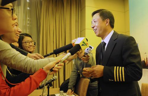 10月16日,中國南方航空股份有限公司副總經(jīng)理劉纖在新聞發(fā)布會現(xiàn)場回答記者提問。新華社發(fā)