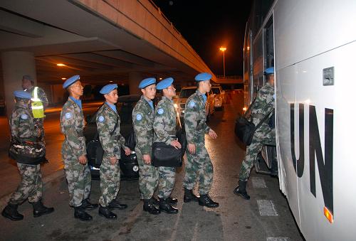 10月19日,中國新一批赴黎巴嫩維和官兵在貝魯特國際機(jī)場外登車前往營區(qū)駐地。新華社發(fā)(王艷波 攝)