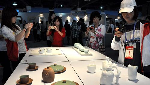 10月18日,觀眾在2011景德鎮(zhèn)國際陶瓷博覽會(huì)上欣賞陶瓷藝術(shù)品。新華社發(fā)(胡敦煌 攝)