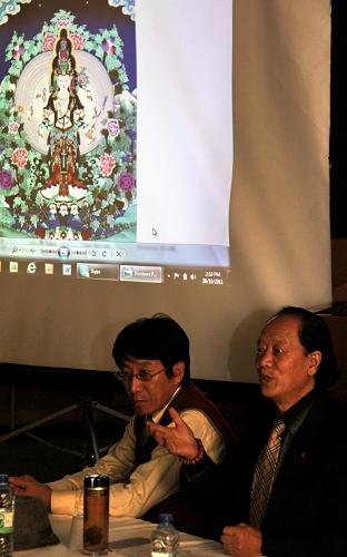 10月28日,第十一屆全國政協(xié)委員、第七屆中國美協(xié)顧問、班禪畫師尼瑪澤仁(右)在加拿大首都渥太華與渥太華加中友好協(xié)會部分成員座談。新華社記者 張大成 攝