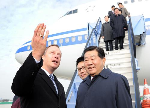 這是德國(guó)巴伐利亞州財(cái)政部長(zhǎng)法恩遜到機(jī)場(chǎng)迎接賈慶林。新華社記者 劉建生 攝