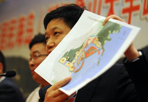 11月11日,當?shù)卣块T工作人員展示浙江象山大羊嶼島開發(fā)規(guī)劃圖。新華社記者 韓傳號 攝