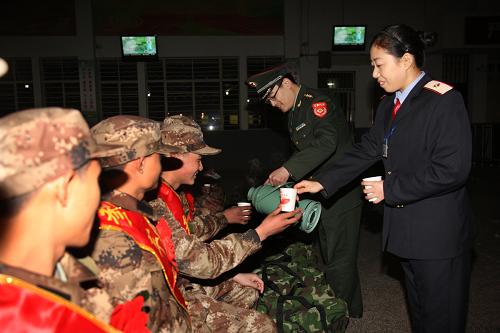11月19日,軍隊、鐵路工作人員在安徽省淮北火車站為新兵服務。當日,南京軍區(qū)首批55名進藏新兵在安徽省淮北火車站正式啟程,標志著南京軍區(qū)新老兵運輸工作正式開始。 為安全順利完成今年新兵運輸工作,駐上海鐵路局蚌埠軍代處聯(lián)合地方民政、鐵路、公安、部隊和武警等各有關(guān)單位,精心籌劃、密切配合,預先制訂了一系列切實可行的措施,確保今年新老兵鐵路輸送順利開展。新華社發(fā)(馮敬 攝)