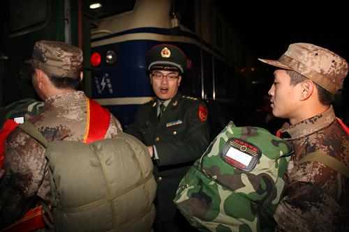 11月19日,在安徽省淮北火車站,軍代表組織新兵登車。新華社發(fā)(馮敬 攝)