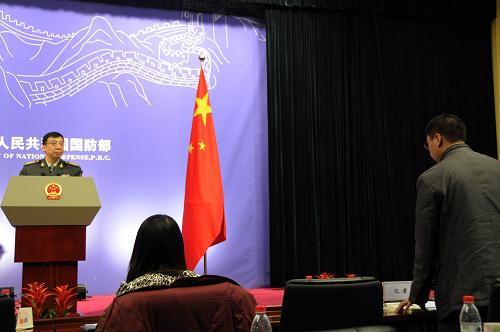 11月30日,國(guó)防部新聞事務(wù)局局長(zhǎng)、國(guó)防部新聞發(fā)言人耿雁生,在國(guó)防部例行記者會(huì)上就航母平臺(tái)試驗(yàn)、解放軍組建戰(zhàn)略規(guī)劃部等問題回答記者提問。 新華社發(fā)(王瑤攝)