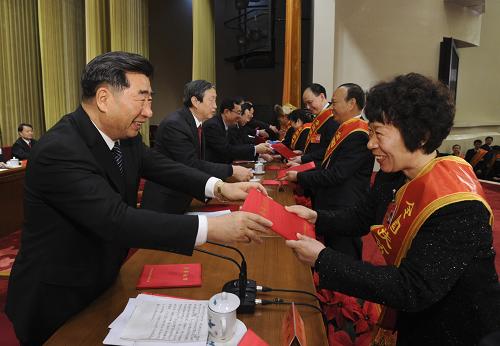 這是回良玉為受到表彰的扶貧開(kāi)發(fā)先進(jìn)個(gè)人代表頒獎(jiǎng)。新華社記者 李學(xué)仁 攝