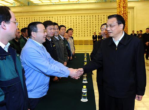 12月9日,中共中央政治局常委、國(guó)務(wù)院副總理李克強(qiáng)在北京出席青藏直流聯(lián)網(wǎng)工程投入試運(yùn)行儀式,宣布工程投入試運(yùn)行,向廣大工程建設(shè)者表示慰問(wèn)。這是李克強(qiáng)親切會(huì)見(jiàn)建設(shè)者代表。新華社記者 劉建生 攝