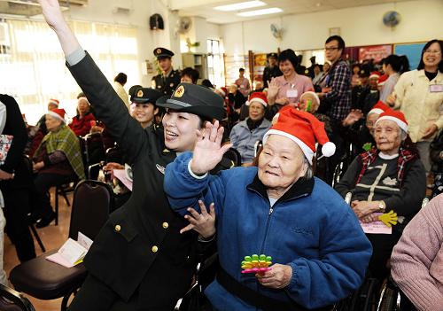 12月19日,駐港部隊(duì)官兵代表與老人們一起做游戲互動。新華社記者 趙宇思 攝