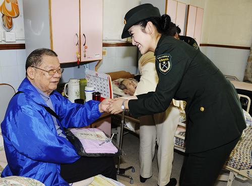 12月19日,駐港部隊(duì)官兵代表為老人們送上圣誕禮物。新華社記者 趙宇思 攝
