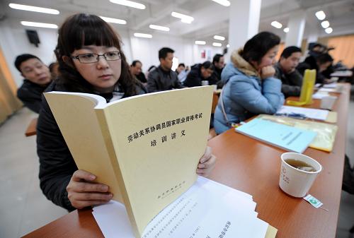 12月19日,一名學(xué)員在開(kāi)班典禮上閱讀培訓(xùn)教材。新華社記者孫參攝