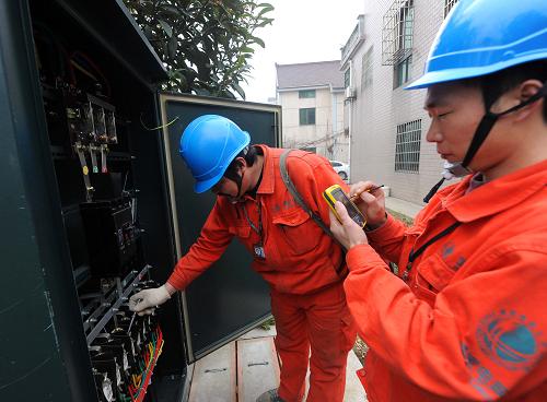 12月21日,湖州市吳興供電分局的搶修人員通過PDA接收搶修工單,迅速查看受理信息,并根據(jù)搶修調(diào)度提出的搶修方案以最快速度到達搶修現(xiàn)場開始搶修工作。新華社記者徐昱攝