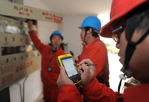 12月21日,湖州市吳興供電分局的搶修人員通過PDA接收搶修工單,迅速查看受理信息,并根據(jù)搶修調(diào)度提出的搶修方案以最快速度到達搶修現(xiàn)場開始搶修工作。新華社記者徐昱攝