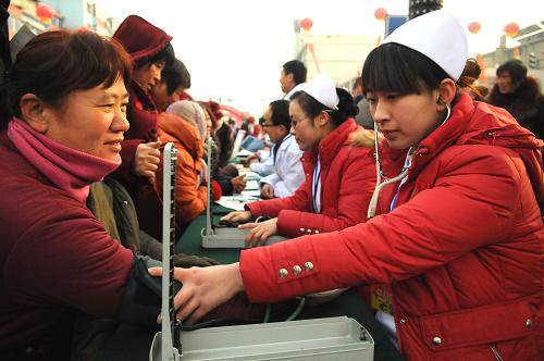 12月23日,江蘇沛縣醫(yī)務(wù)人員為群眾進(jìn)行免費(fèi)身體檢查。當(dāng)日,2012年江蘇省暨徐州市文化科技衛(wèi)生“三下鄉(xiāng)”活動(dòng)啟動(dòng)儀式在徐州市沛縣大屯鎮(zhèn)大屯村舉行。在啟動(dòng)儀式現(xiàn)場(chǎng),江蘇省和徐州市各有關(guān)部門單位捐贈(zèng)款物831萬(wàn)元,并為群眾帶來(lái)精彩的慰問(wèn)演出和咨詢服務(wù)活動(dòng)。 新華社發(fā)(沈鵬攝)