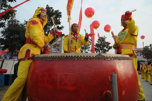 12月23日,大屯鄉(xiāng)群眾在啟動(dòng)儀式上進(jìn)行大鼓表演。新華社發(fā)(沈鵬攝)
