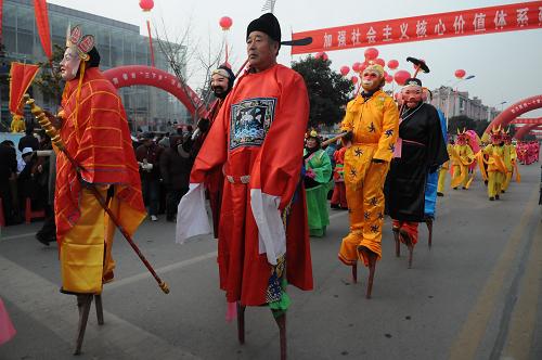 12月23日,大屯鄉(xiāng)群眾在啟動(dòng)儀式上進(jìn)行踩高蹺表演。
