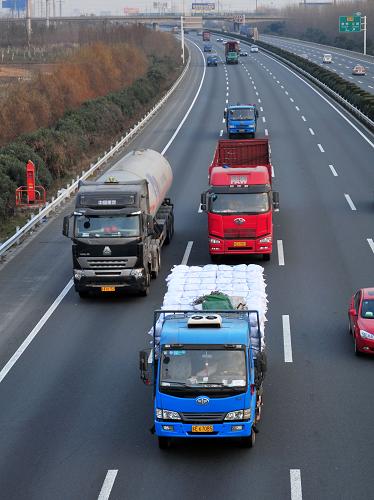 1月10日,貨運(yùn)車輛行駛在滬蓉高速公路江蘇常州段。新華社 發(fā)