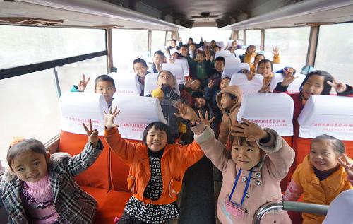 1月13日,廣西南寧市劍橋?qū)嶒?yàn)學(xué)校的孩子們?cè)谛滦\嚿?。?dāng)日,廣西壯族自治區(qū)南寧市一所農(nóng)民工子弟學(xué)校——劍橋?qū)嶒?yàn)學(xué)校收到愛心企業(yè)捐贈(zèng)的一輛新校車。這所學(xué)校專門招收農(nóng)民工子弟和貧困家庭學(xué)生,孩子們居住分散,這輛校車為他們提供了很大方便。新華社記者 周華 攝
