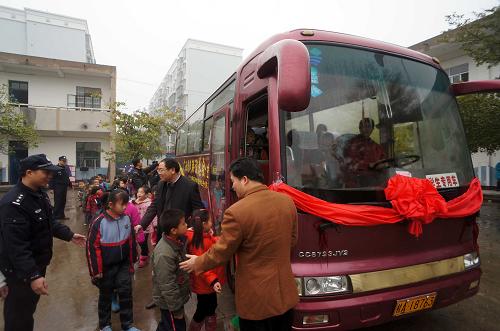 1月13日,廣西南寧市劍橋?qū)嶒?yàn)學(xué)校的孩子們登上新校車。新華社記者 周華 攝