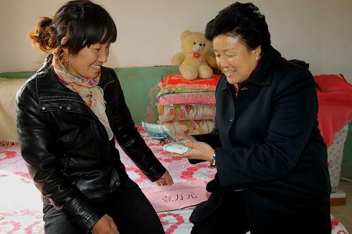 1月17日,甘肅省婦聯(lián)副主席朱玉蘭(右)在為“貧困母親”張轎合(左)發(fā)放“貧困母親兩癌救助專項(xiàng)基金”。當(dāng)日,甘肅省婦聯(lián)與定西市隴西縣共同舉行“貧困母親兩癌(宮頸癌、乳腺癌)救助專項(xiàng)基金”發(fā)放儀式,向隴西縣8位已查出患病的“貧困母親”發(fā)放救助基金。從2009年開始,全國婦聯(lián)設(shè)立“農(nóng)村貧困母親兩癌救助”項(xiàng)目,通過中國婦女發(fā)展基金會(huì)向全社會(huì)募集公益資金,成立“農(nóng)村貧困母親兩癌救助”專項(xiàng)基金,為貧困農(nóng)村婦女患者提供幫助,目前已撥付“貧困兩癌婦女”救助款3208萬元,向全國除港澳臺(tái)以外的31個(gè)省、自治區(qū)、直轄市和新疆生產(chǎn)建設(shè)兵團(tuán)的3208位貧困患者提供救助。新華社記者 李明放 攝