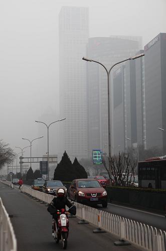 1月19日,秀水大街路口附近的高層建筑被大霧籠罩。新華社發(fā)(李方宇 攝)