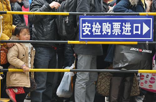 1月19日,在重慶龍頭寺長途汽車站,一名女童在排隊等待安檢。當(dāng)日,重慶火車北站、龍頭寺長途汽車站等地集中迎來春節(jié)前客流高峰。新華社發(fā)(周會 攝)