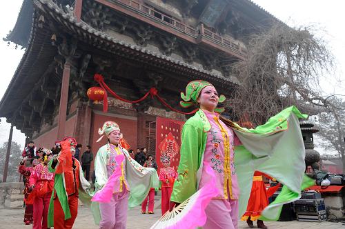 1月20日,在天津薊縣“千年古剎”獨樂寺,當?shù)剞r(nóng)民舉行花會表演慶祝第九屆獨樂寺廟會開幕。當日起至正月十五,獨樂寺將舉行包括花會表演、雜技、拉洋片、猜燈謎在內(nèi)的民俗活動,豐富民眾新春文化生活。 新華社記者馬平 攝