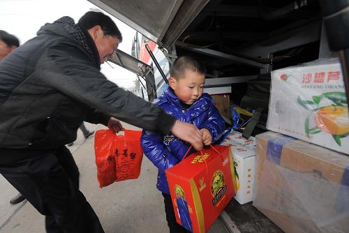 1月20日,6歲的安徽男孩袁小華正和家人一起往車廂里放行李和年貨,準備乘車回家。當日,位于杭州余杭區(qū)的東華鏈條集團為475名外地員工及其家屬統(tǒng)一安排10輛豪華大巴車,發(fā)往江西、河南、湖北、湖南等多個省市,讓外來務工者能帶上年貨和喜悅的心情舒舒服服回家過年。新華社記者 徐昱 攝
