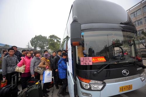 1月20日,準備回家過年的外來務工人員帶著行李準備上車。新華社記者 徐昱 攝