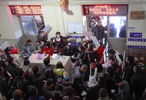 1月20日,成都汽車(chē)總站工作人員在檢票口引導(dǎo)旅客排隊(duì)檢票。 當(dāng)日,成都汽車(chē)總站迎來(lái)春運(yùn)客流高峰,預(yù)計(jì)1300班次客車(chē)總共發(fā)送旅客36000余人。為了確保旅客春運(yùn)期間順利出行,車(chē)站工作人員全部停休,所在轄區(qū)民警、交警、街道辦事處的工作人員也加入到一線(xiàn)服務(wù)春運(yùn)。成都汽車(chē)總站采取啟用備用發(fā)車(chē)場(chǎng)、售票廳、嚴(yán)格車(chē)輛進(jìn)出站檢查等措施,迎戰(zhàn)春運(yùn)高峰。新華社發(fā)(劉坤 攝)