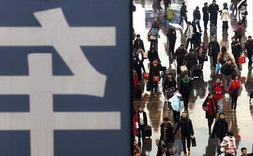1月20日,旅客在成都汽車(chē)總站準(zhǔn)備進(jìn)站。新華社發(fā)(劉坤 攝)