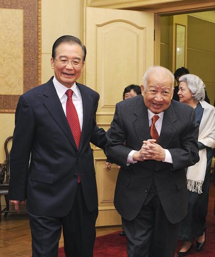 1月20日,在新春佳節(jié)來(lái)臨之際,國(guó)務(wù)院總理溫家寶在北京看望柬埔寨太皇諾羅敦·西哈努克,太后諾羅敦·莫尼列·西哈努克和國(guó)王諾羅敦·西哈莫尼,向他們轉(zhuǎn)達(dá)了胡錦濤主席和夫人的親切問(wèn)候,并祝他們新春快樂(lè),祝太皇夫婦健康長(zhǎng)壽。新華社記者 饒愛(ài)民 攝