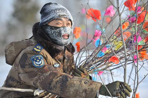 戰(zhàn)士許永剛用樹枝和彩紙制作“干枝梅”裝扮軍營(yíng)(1月21日攝)。春節(jié)期間,駐守在我國(guó)最北端——黑龍江省大興安嶺漠河縣的空軍某部雷達(dá)站官兵堅(jiān)守陣地,歡度新春佳節(jié)。多年來,他們?cè)呞?,無私奉獻(xiàn),保衛(wèi)著祖國(guó)北部的空防安全。在一代代官兵的努力下,該站自1990年以來連續(xù)22年被評(píng)為“基層建設(shè)先進(jìn)單位”,先后榮立集體一等功1次、二等功4次、三等功10次。新華社發(fā)(余紅春 攝)