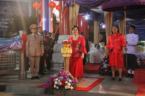 1月23日,泰國詩麗吉王后在泰國曼谷唐人街“歡樂春節(jié)”活動開幕式上為“龍華表”揭幕。由中泰合作舉辦的“歡樂春節(jié)”活動23日在曼谷唐人街隆重開幕,泰國詩麗吉王后和詩琳通公主、中國文化部副部長勵小捷等出席儀式。由勵小捷率領(lǐng)的文化部代表團以及藝術(shù)團于21日抵達曼谷,藝術(shù)團將在曼谷、大城、素攀等九府參加“歡樂春節(jié)”文化活動,作歌舞、器樂、雜技、武術(shù)表演。新華社記者黎藜攝