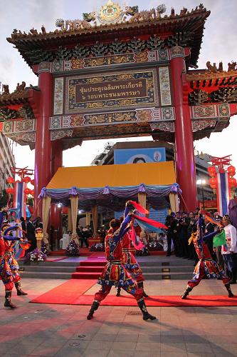 1月23日,中國蒙古族藝術(shù)團在泰國曼谷唐人街“歡樂春節(jié)”活動開幕式上表演舞蹈《草原荒歌》。新華社記者黎藜攝
