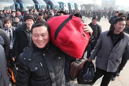 1月31日,江蘇贛榆外出務(wù)工者準(zhǔn)備乘坐返崗“直通車”。新華社發(fā)(司偉 攝)