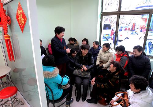 1月31日,在上海巾幗家政天平路店內(nèi),工作人員(左二)向部分已返滬的家政服務(wù)員了解就業(yè)要求。新華社記者 劉穎 攝