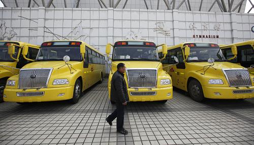 上海市崇明縣政府采購的17輛校車停放在崇明中學校內,準備在即將到來的春季學期中使用(1月31日攝)。新華社發(fā)(陸云 攝)