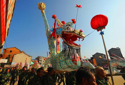 2月1日,一條200多節(jié)的竹龍?jiān)谙赂麈?zhèn)舞動(dòng)。新華社記者 徐昱 攝
