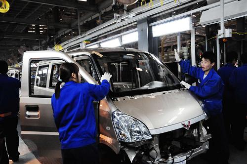 上汽通用五菱青島分公司員工在成車流水線組裝汽車(2012年1月17日攝)。新華社發(fā)(俞方平 攝)