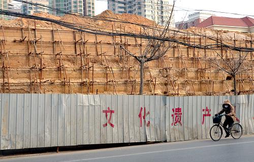位于鄭州市區(qū)內(nèi)的一段正在進(jìn)行搶救性保護(hù)的商代古城墻(2月2日攝)。新華社記者 王頌 攝