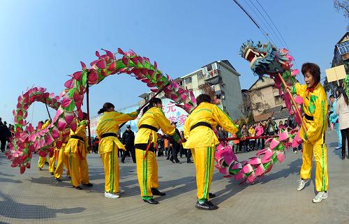 參加“九龍鬧春”大巡游的一支女子舞龍隊(2月3日攝)。新華社記者 徐昱 攝