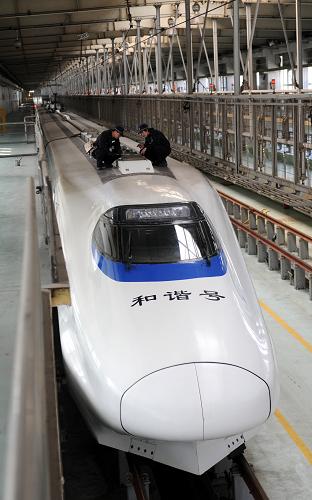 2月3日,南昌鐵路車輛段動(dòng)車所的地勤機(jī)械師對動(dòng)車組進(jìn)行檢修。新華社記者 周科 攝