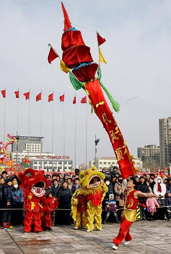 2月6日,民間藝人在秦皇島市人民廣場(chǎng)表演舞中幡。當(dāng)日,秦皇島市海港區(qū)民俗文化廟會(huì)在秦皇島市人民廣場(chǎng)開(kāi)幕,豐富多彩的龍年飾品展銷(xiāo)、百姓攝影作品展與各式民間絕活表演同臺(tái)亮相,共慶元宵佳節(jié)。新華社記者 楊世堯 攝