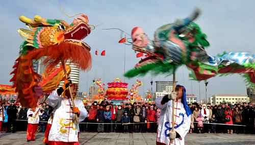 2月6日,民間藝人在秦皇島市人民廣場(chǎng)表演舞龍。 新華社記者 楊世堯 攝
