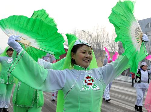 2月6日,參演人員在社火活動(dòng)中表演。當(dāng)日,烏魯木齊市米東區(qū)1600余名各族群眾身著節(jié)日盛裝舉辦社火表演,慶祝元宵佳節(jié)。新華社記者 王菲 攝