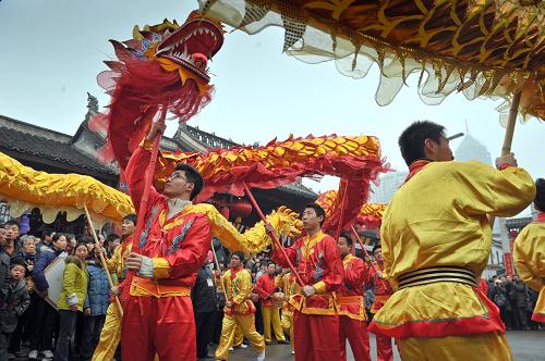 2月6日,在安徽省合肥市城隍廟內(nèi),民間藝人們正在表演舞龍。當(dāng)日是我國(guó)傳統(tǒng)佳節(jié)元宵節(jié),安徽省合肥市城隍廟內(nèi)舉行元宵節(jié)廟會(huì),來(lái)自合肥市內(nèi)的各個(gè)民間藝人團(tuán)體舞大龍、唱大戲,熱鬧非凡。新華社記者 郭晨 攝