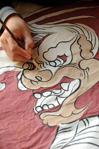 2月7日,工作人員在河北省博物館古代壁畫臨摹工作室臨摹壁畫。新華社記者 鞏志宏 攝